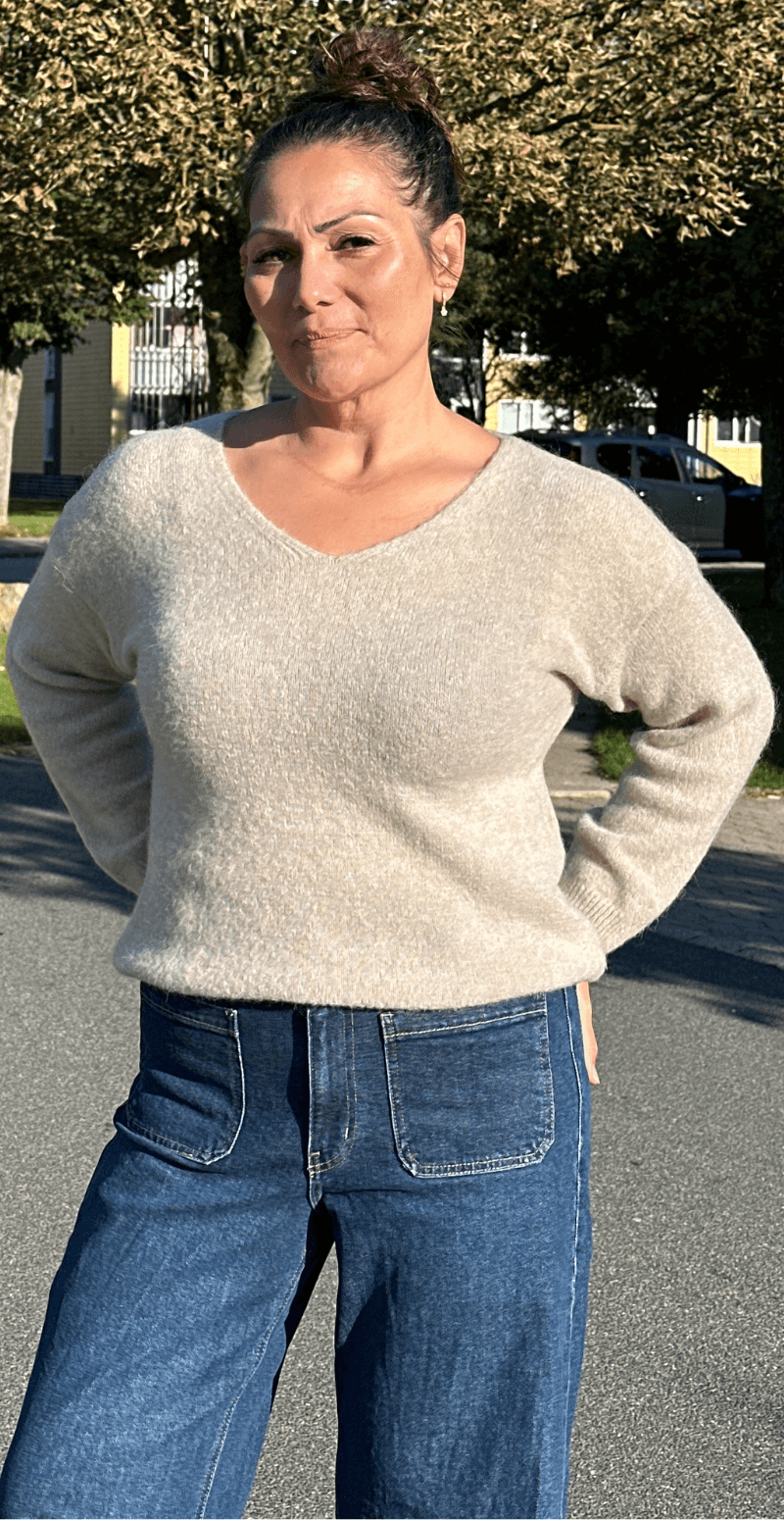Cara uld strik med V-hals sand LikeLondon By Christina