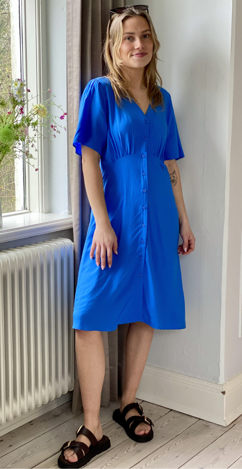 Joella kort kjole med v-hals nebulas blue B.young