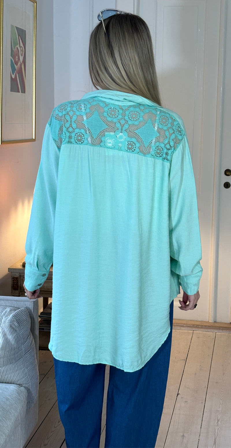 Tabitha skjorte med blonde detalje på ryggen mint LikeLondon