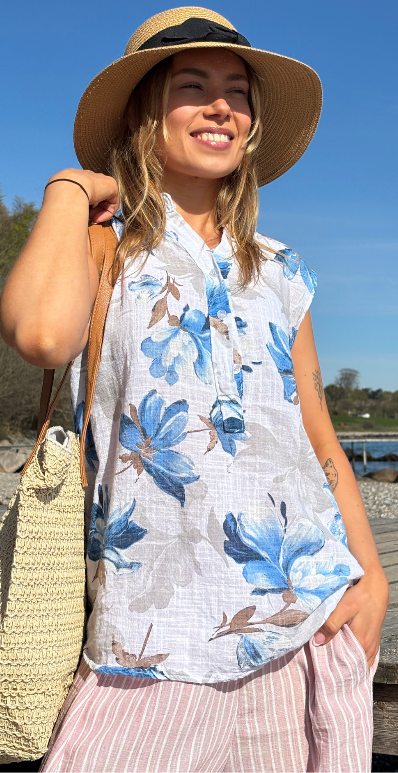 Dorota top med knapstolpe og store blomster hvid LikeLondon