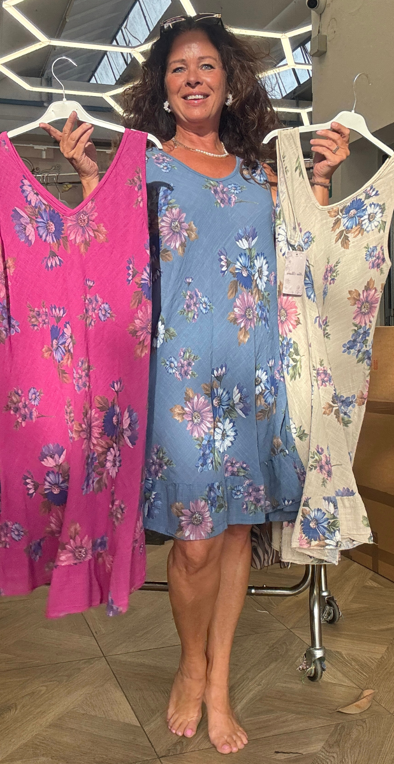 Forudbestilling uge 21 Zofja kjole med blomsterprint og let v-hals denim LikeLondon