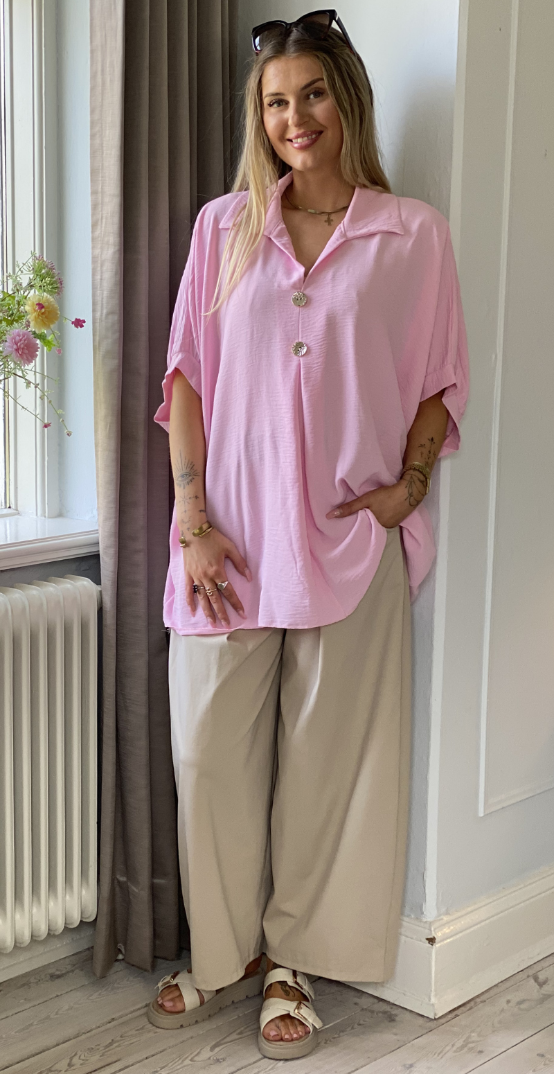 Lizzy bluse med krave og guldknapper pink LikeLondon