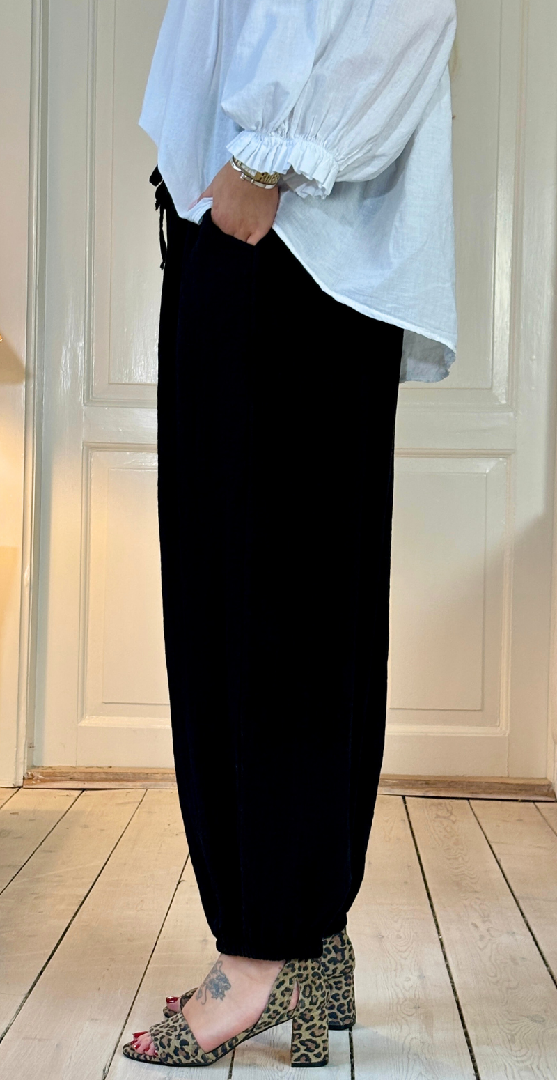 Marietta bukser med bindebånd i taljen og elastik i benene sort LikeLondon