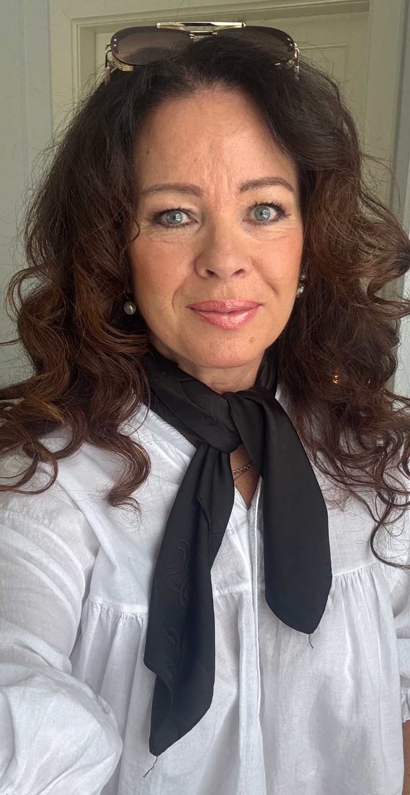 Silketørklæde med monogram mønster sort LikeLondon