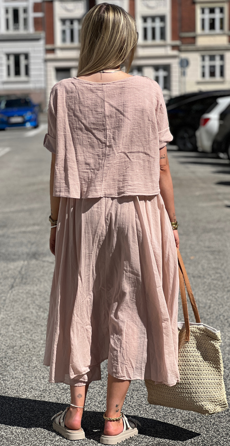 Frigg kjole med A-form og tynde stropper med tilhørende bluse rosa LikeLondon