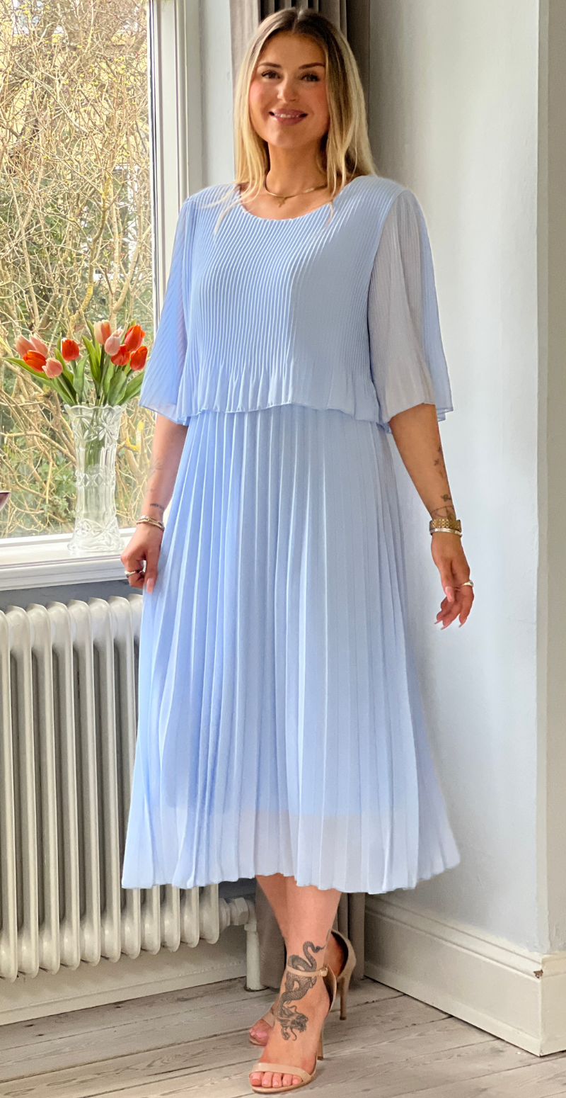 Forudbestil uge 15 Carmen plisseret kjole med elastik i taljen lysblå LikeLondon