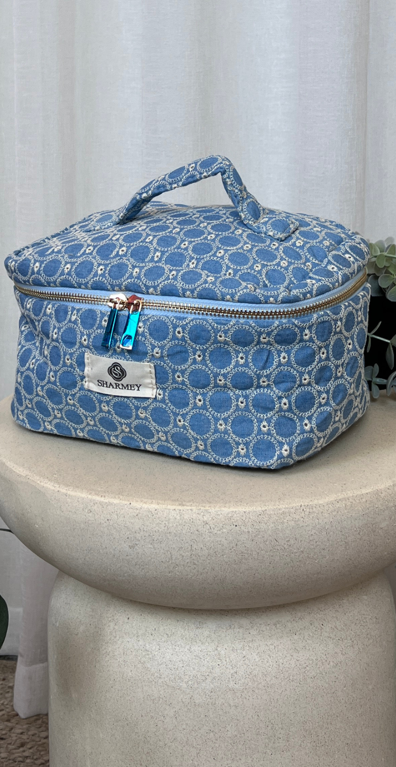 Toilettaske i stof med broderi og hank blå LikeLondon