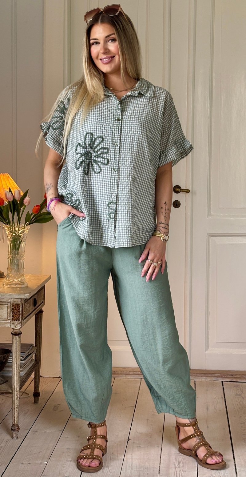 Isla skjorte med tern og kort flæseærme khaki LikeLondon