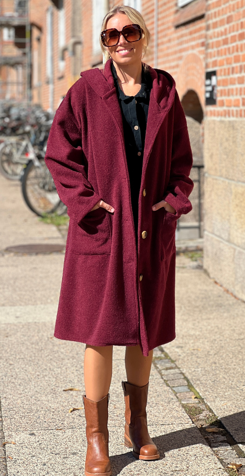 Tori jakke med hætte, lommer og knapper wine Likelondon