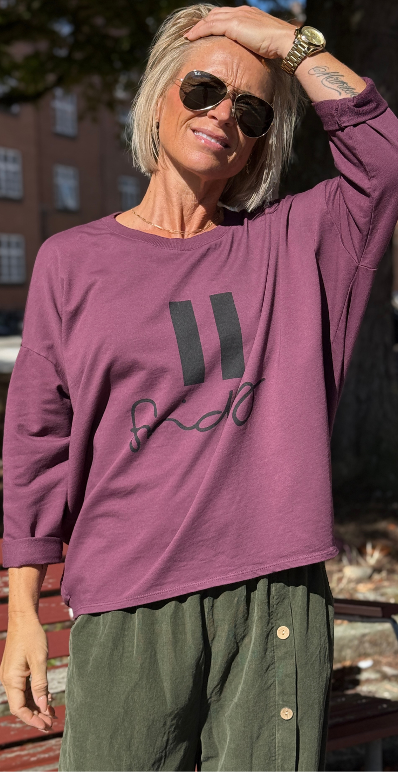Biance bluse med rund hals og "friday" aubergine LikeLondon