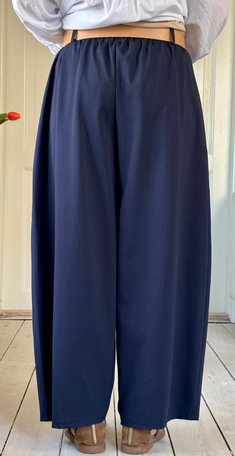 Forudbestil uge 11 Holly bukser i barrel-fit med læg foran navy LikeLondon