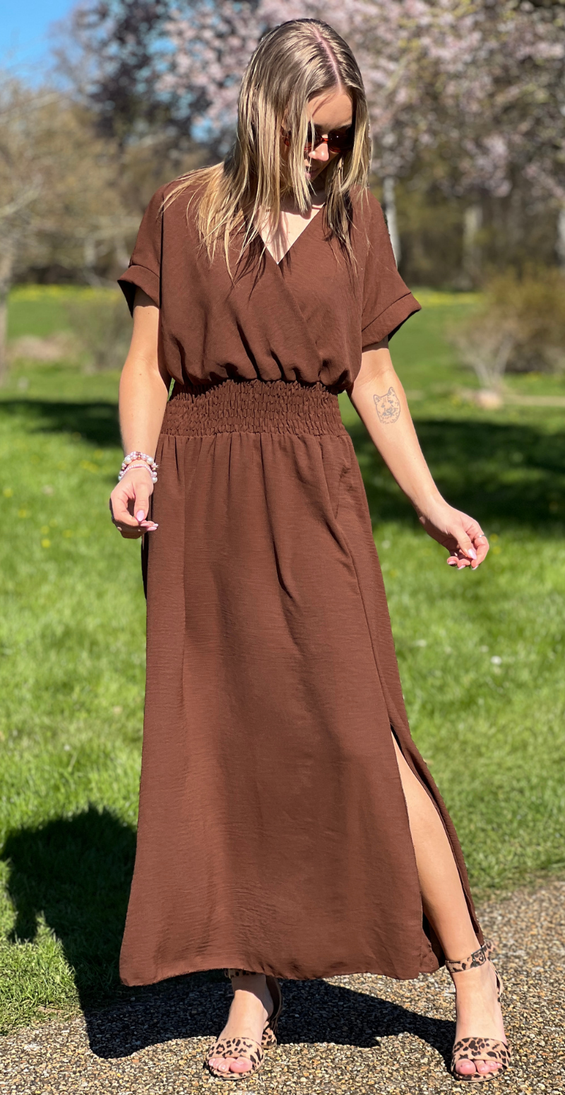 Dagny lang kjole med elastik i taljen og slids foran brun LikeLondon