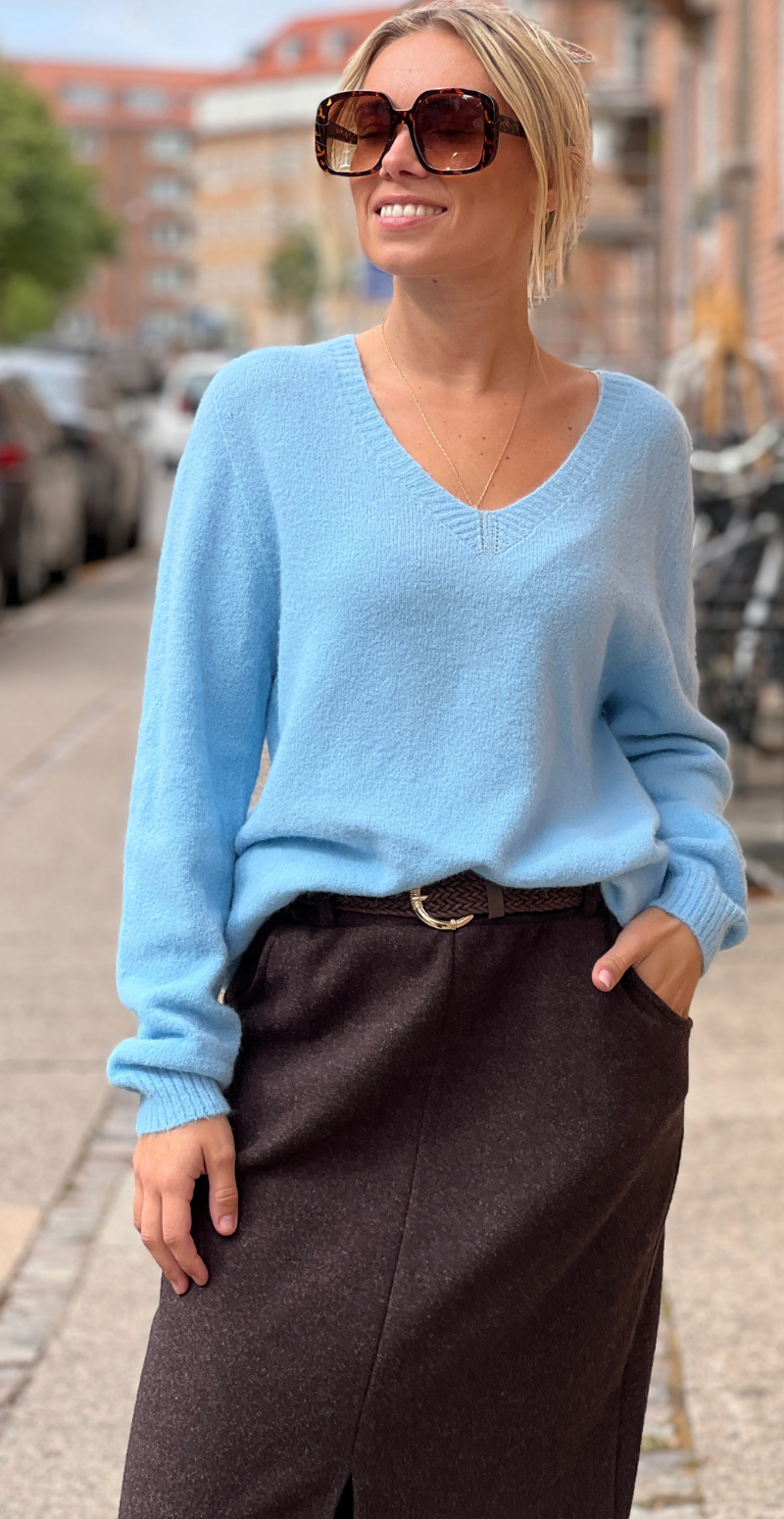 Karen strikbluse i baby alpaca uld med v-hals sky LikeLondon