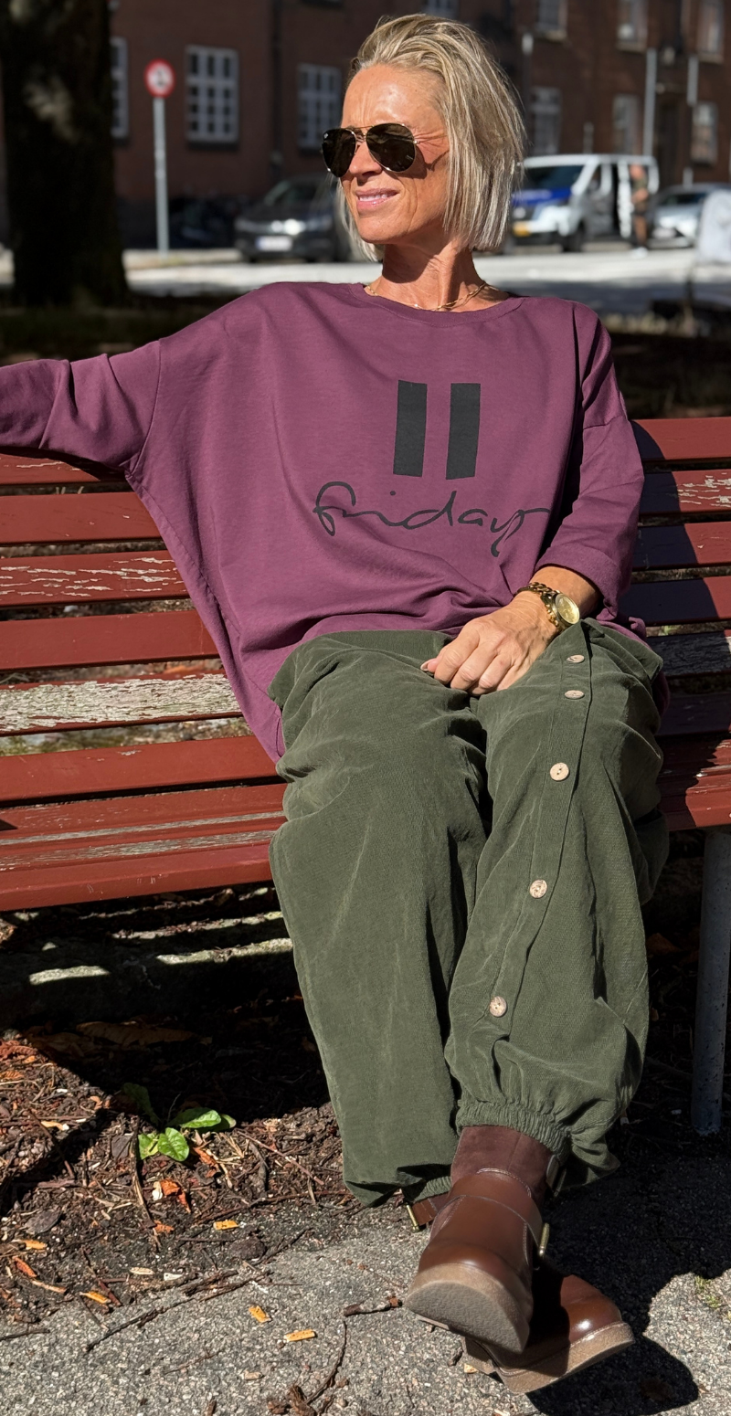 Biance bluse med rund hals og "friday" aubergine LikeLondon
