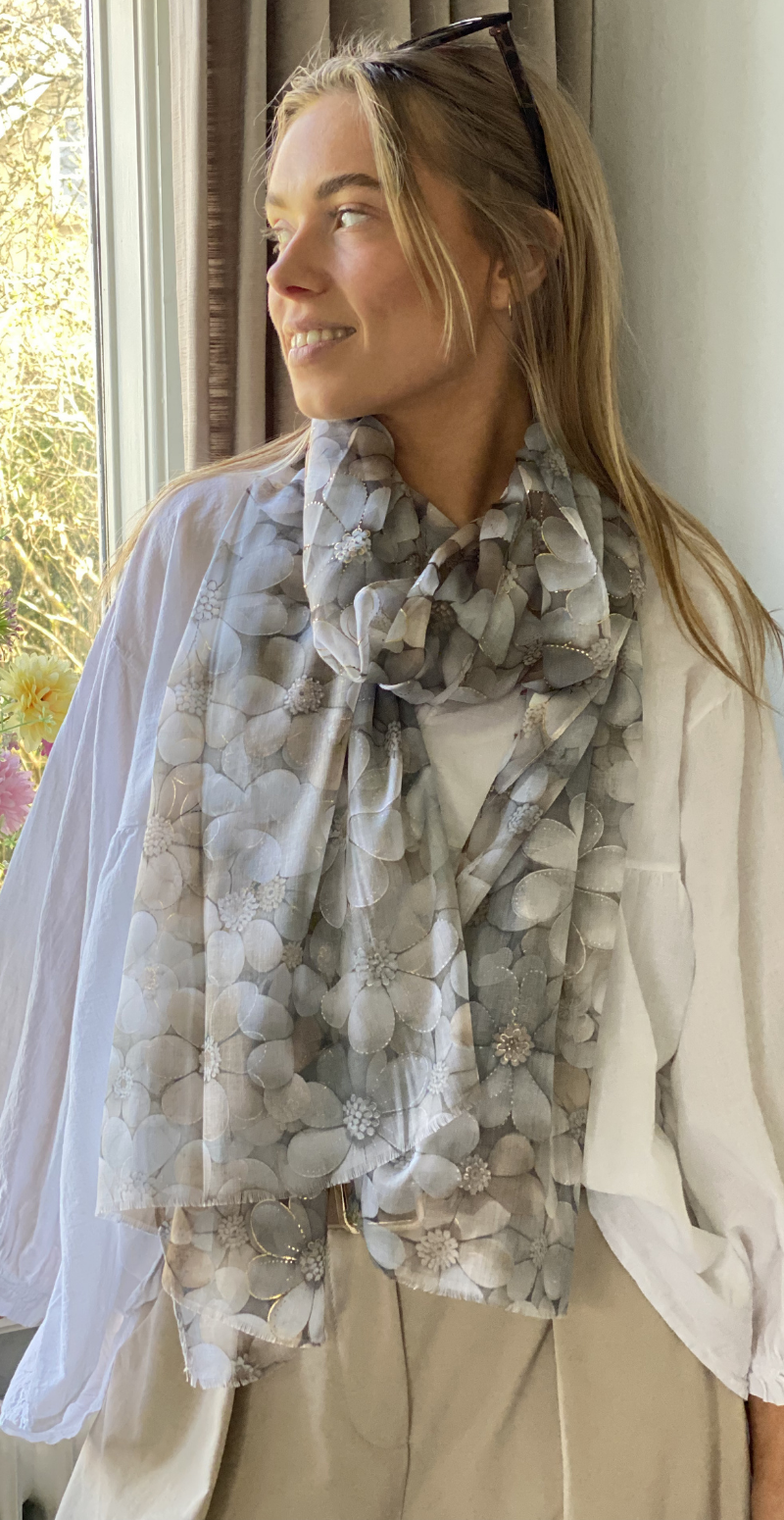 Tørklæde med blomster og små gulddetaljer beige LikeLondon