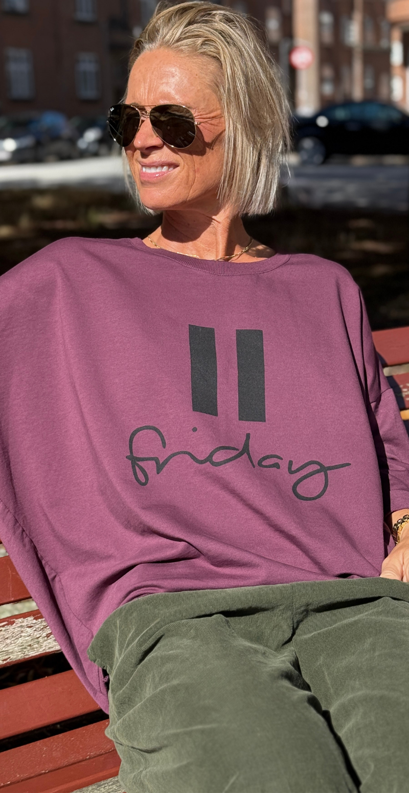 Biance bluse med rund hals og "friday" aubergine LikeLondon