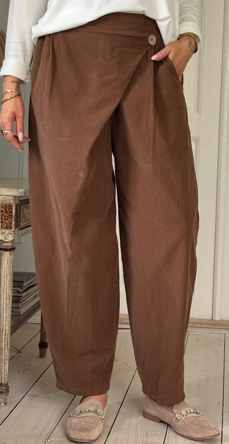 Forudbestil uge 8 Marina fløjlsbukser med slå-om detalje og vidde noce LikeLondon