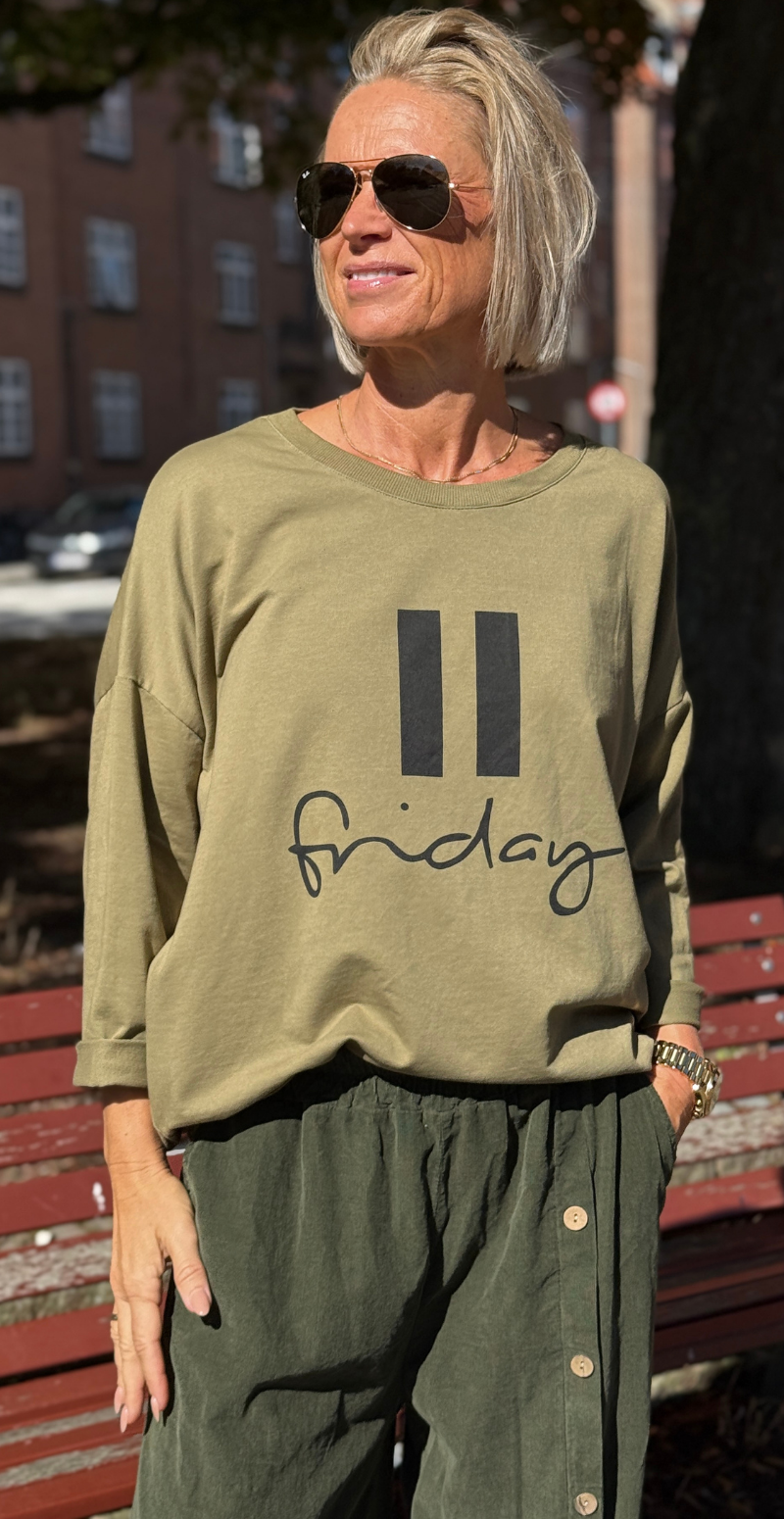 Biance bluse med rund hals og "friday" olive LikeLondon