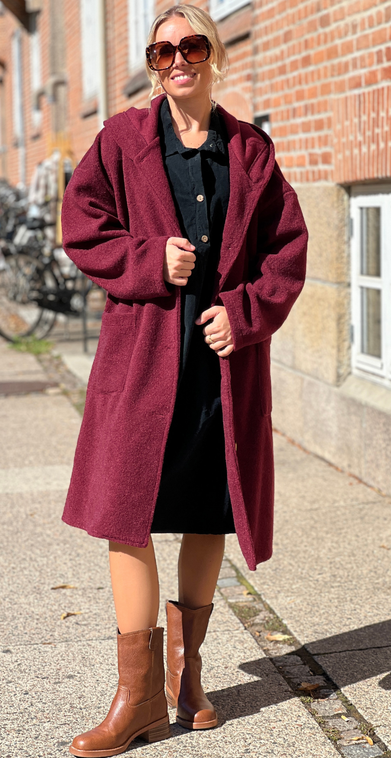 Tori jakke med hætte, lommer og knapper wine Likelondon