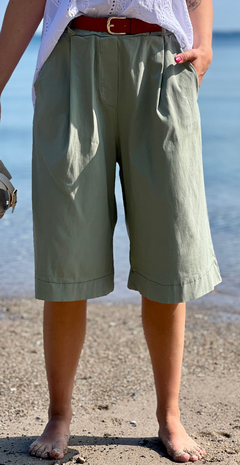 Emma bermuda ensfarvet shorts og bælte khaki LikeLondon