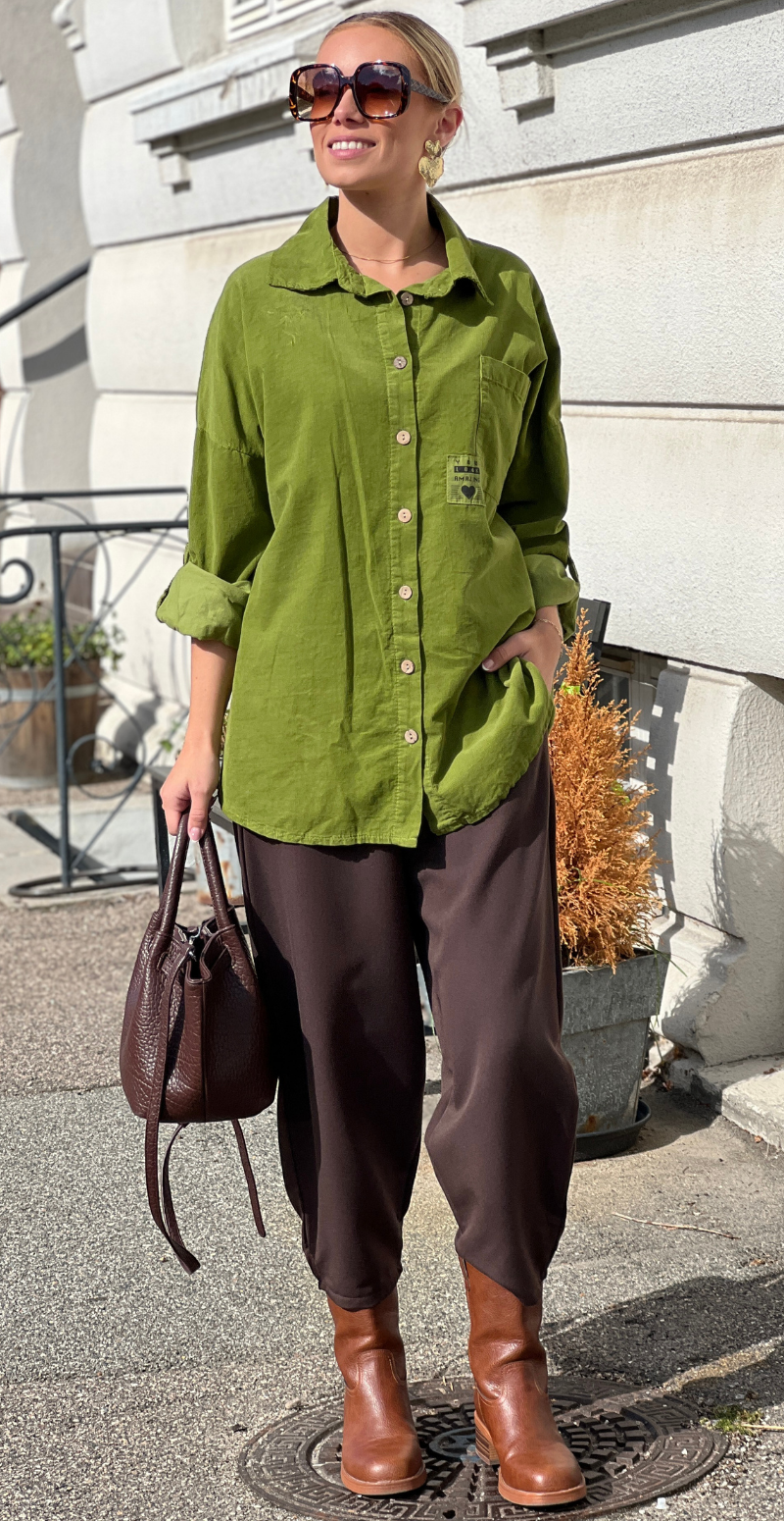 Venia fløjlsskjorte med lomme olive LikeLondon