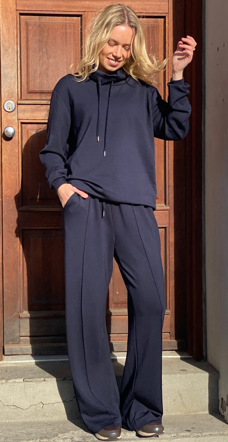 Banu sweatpants navy LikeLondon