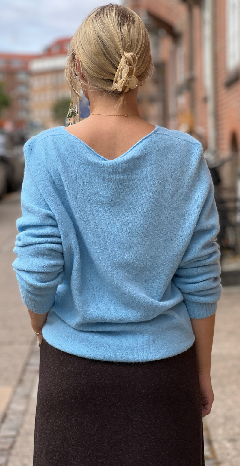 Karen strikbluse i baby alpaca uld med v-hals sky LikeLondon