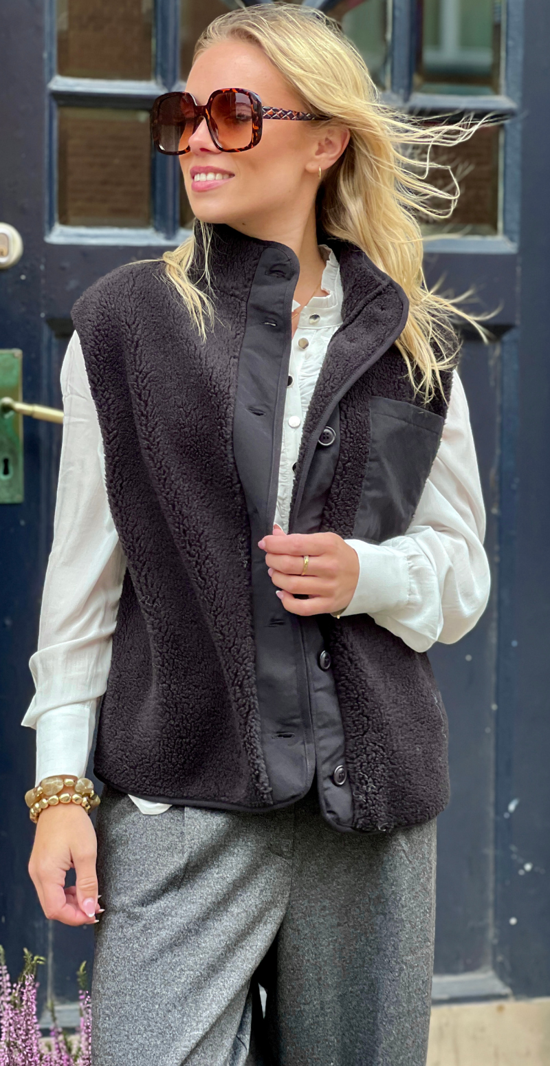 Onyx vest i teddy med brystlomme og knapper sort LikeLondon