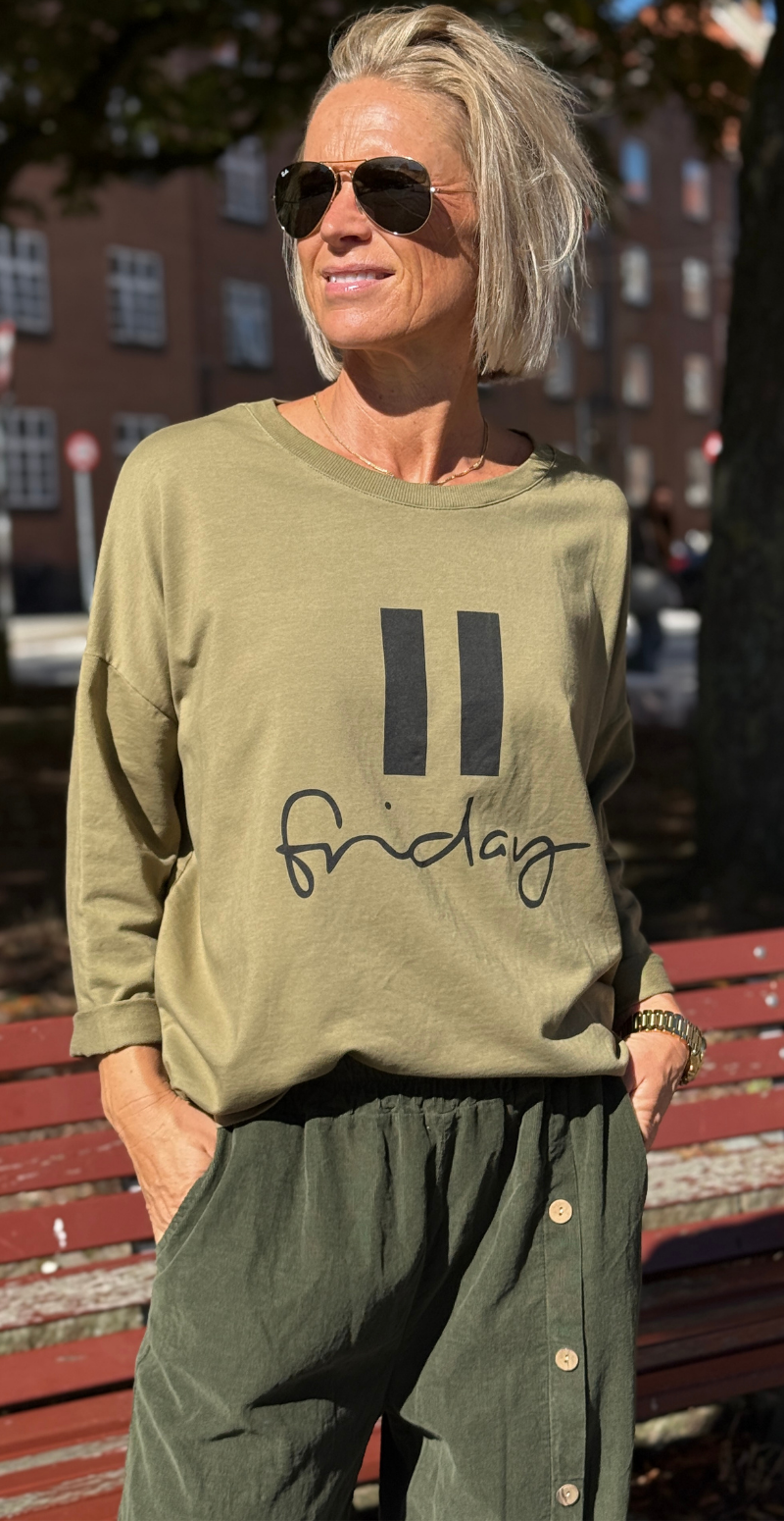 Biance bluse med rund hals og "friday" olive LikeLondon
