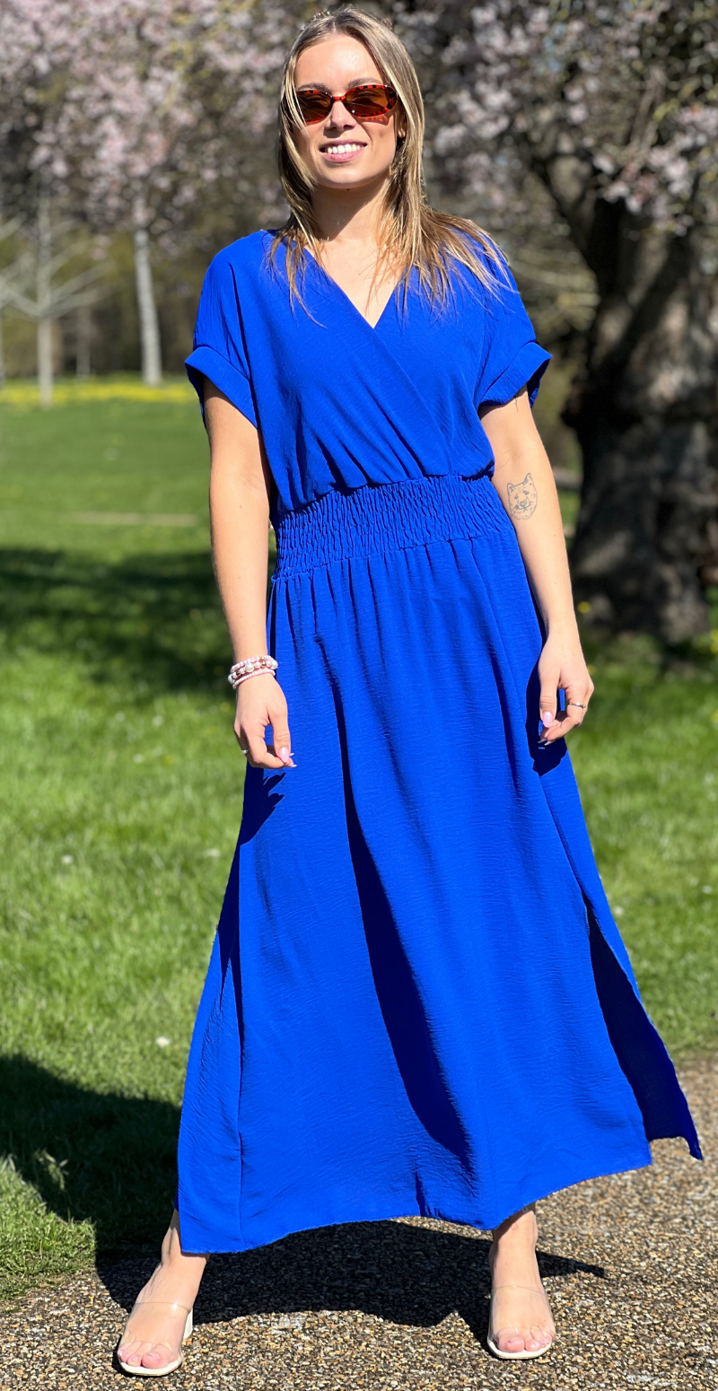 Dagny lang kjole med elastik i taljen og slids foran royal blue LikeLondon