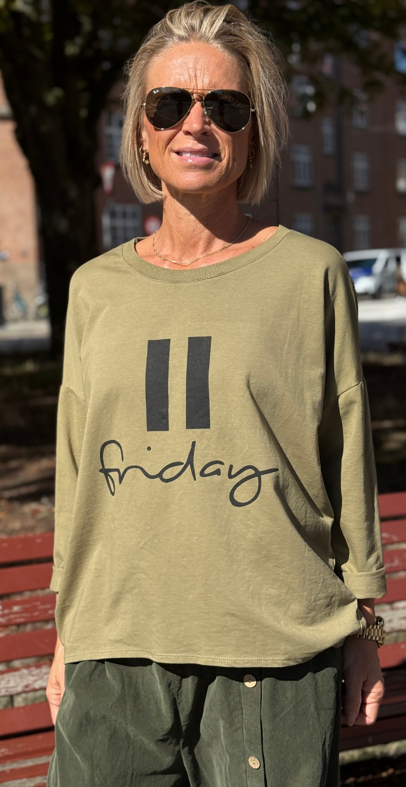 Biance bluse med rund hals og "friday" olive LikeLondon