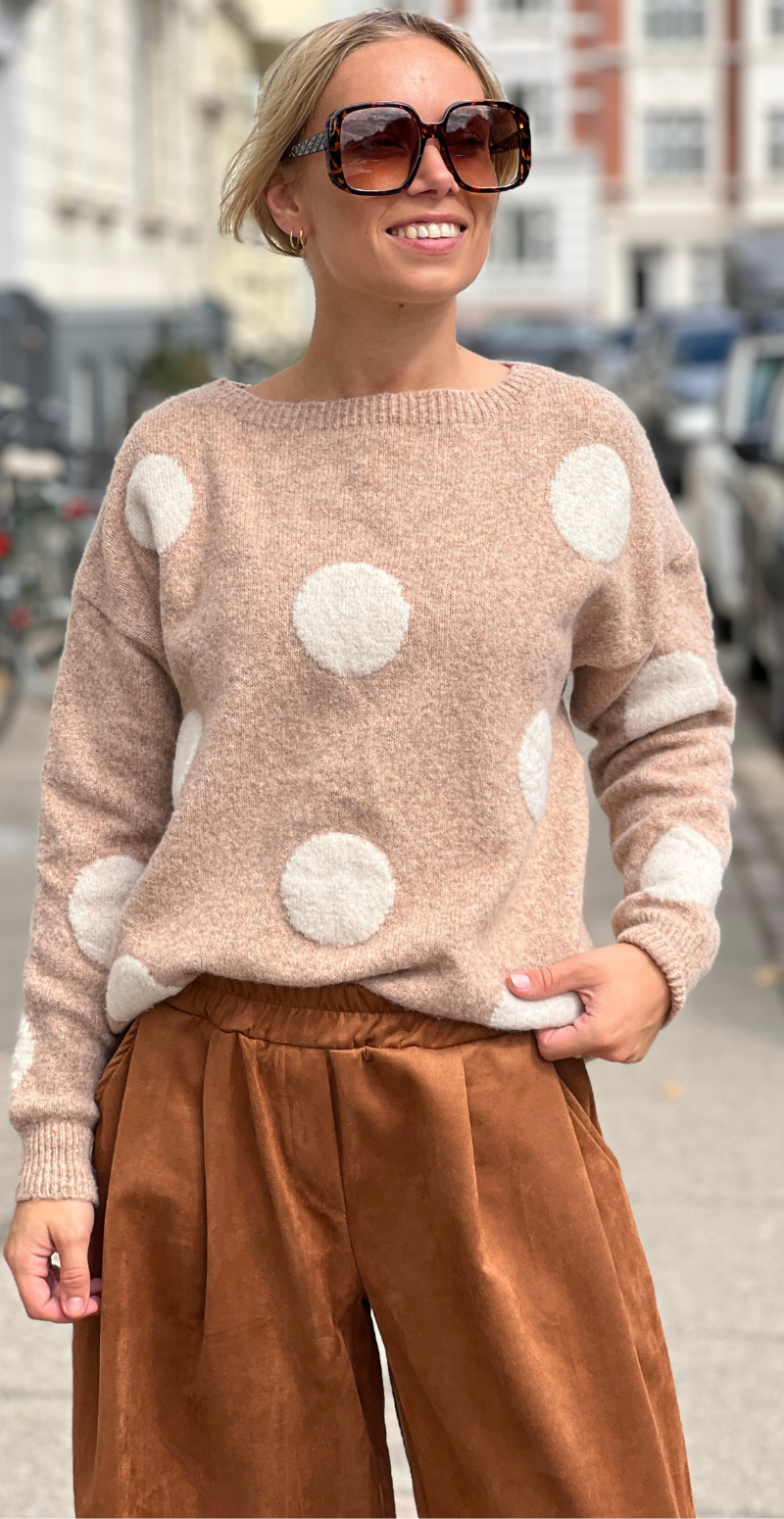 Jessie strik med store prikker camel/beige LikeLondon