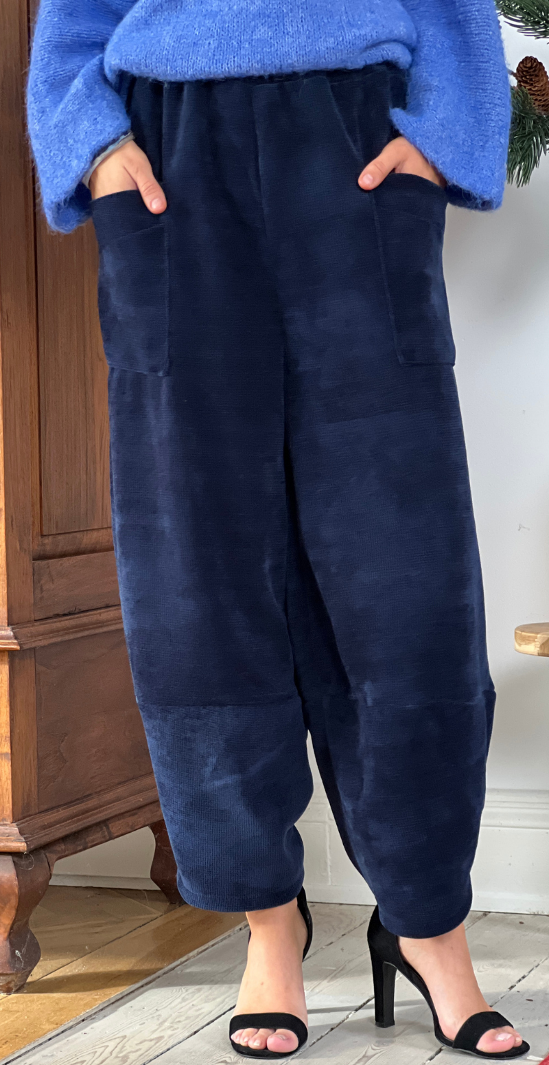 Kimmy fløjlsbukser i velourlook med lommer navy LikeLondon