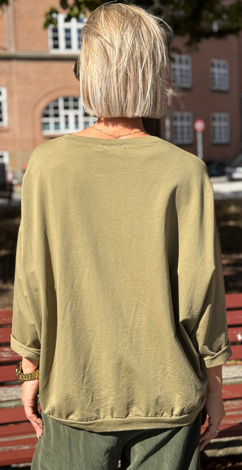 Biance bluse med rund hals og "friday" olive LikeLondon