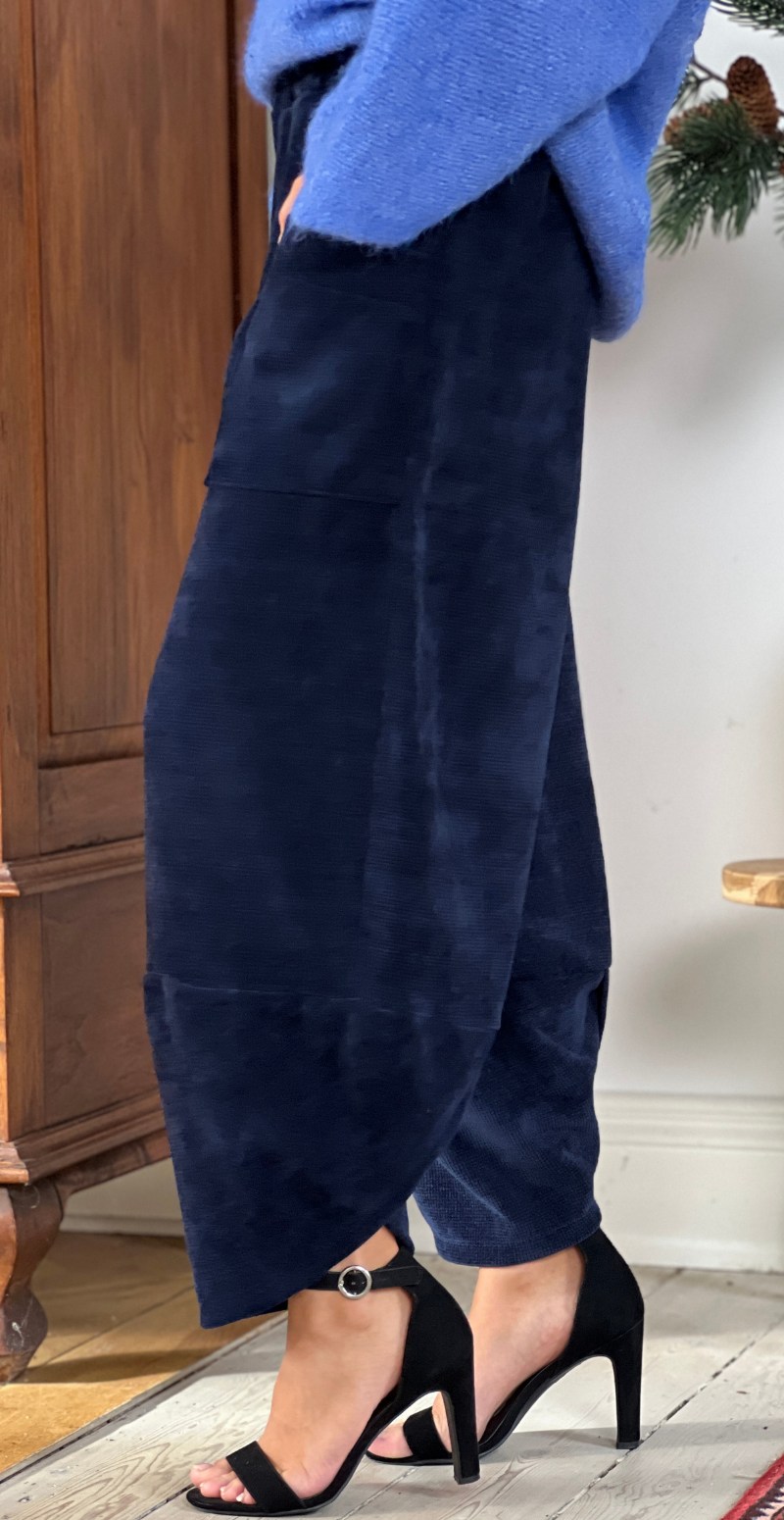 Kimmy fløjlsbukser i velourlook med lommer navy LikeLondon