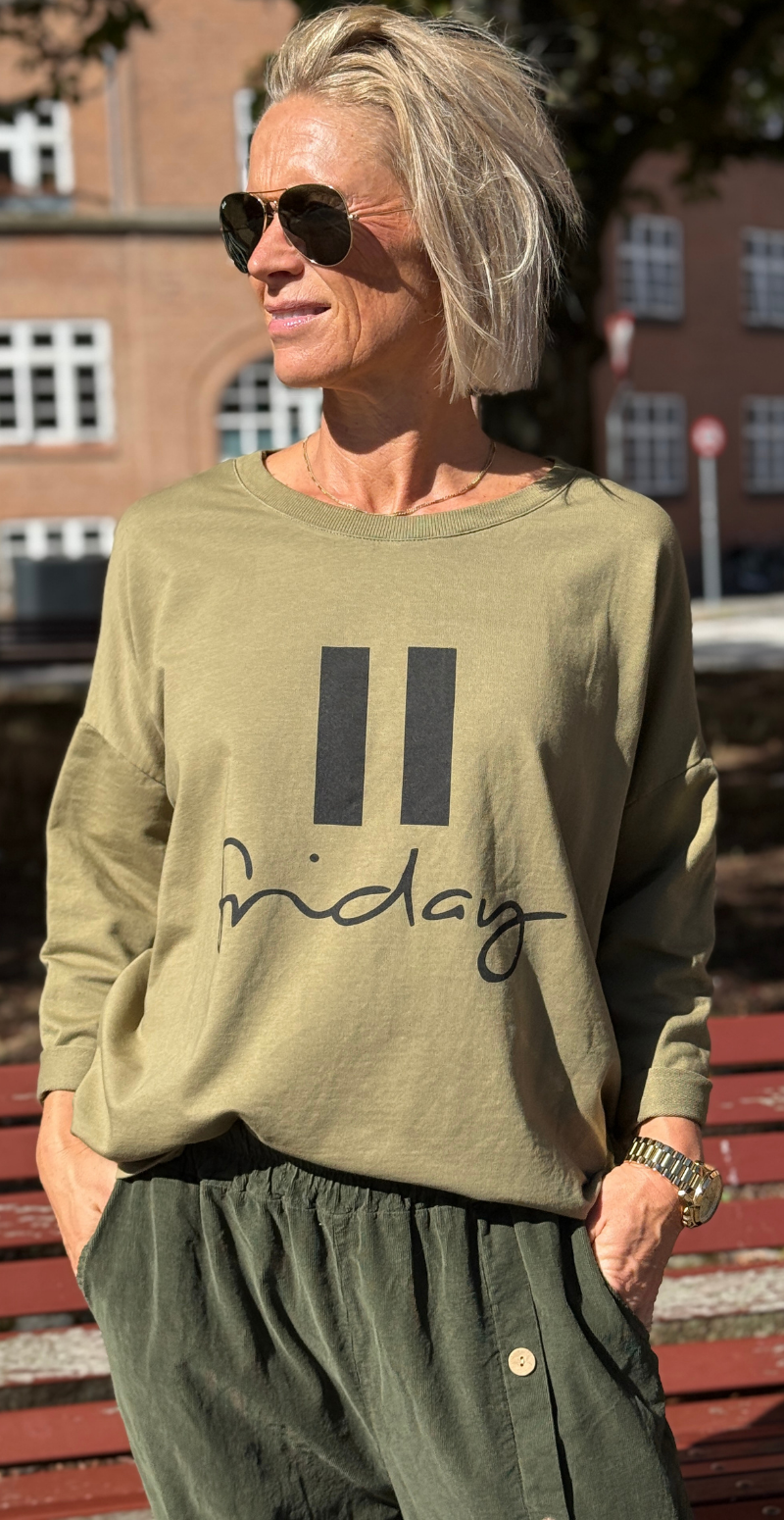 Biance bluse med rund hals og "friday" olive LikeLondon