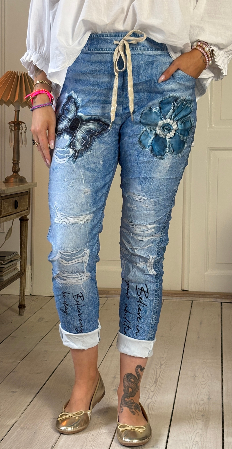 Sisse bukser med sommerfugl og blomst Likelondon