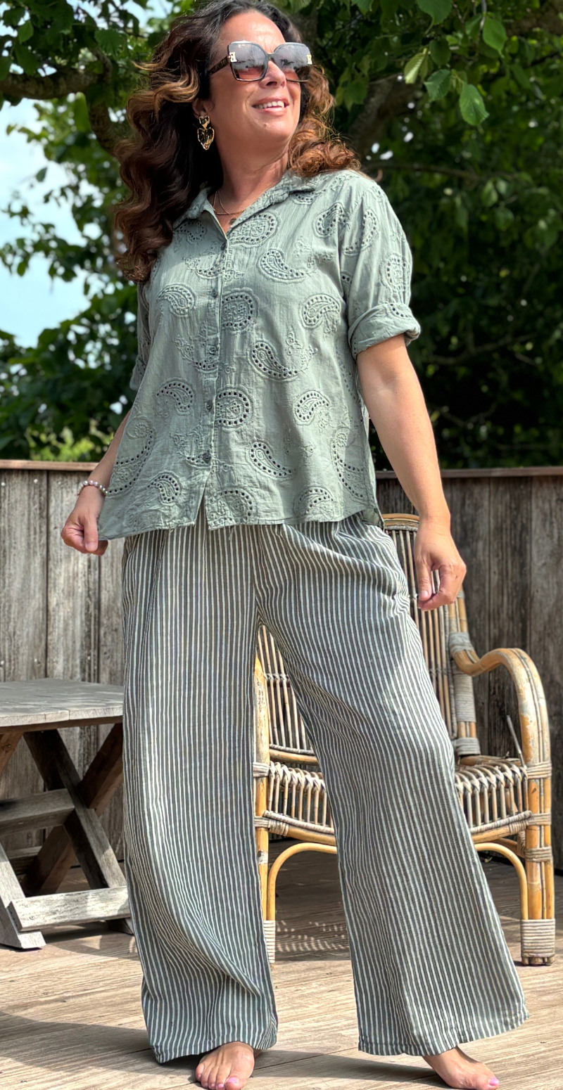 Isobel bluse med 3/4 ærmer og broderi anglaise khaki LikeLondon
