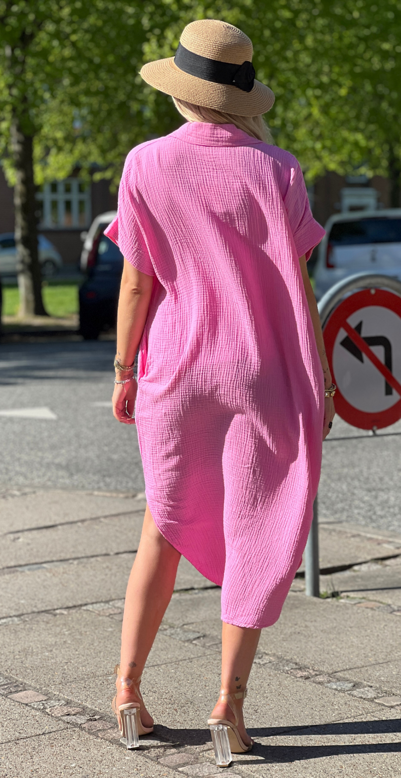 Ella gennemknappet kjole i musselin fuxia LikeLondon