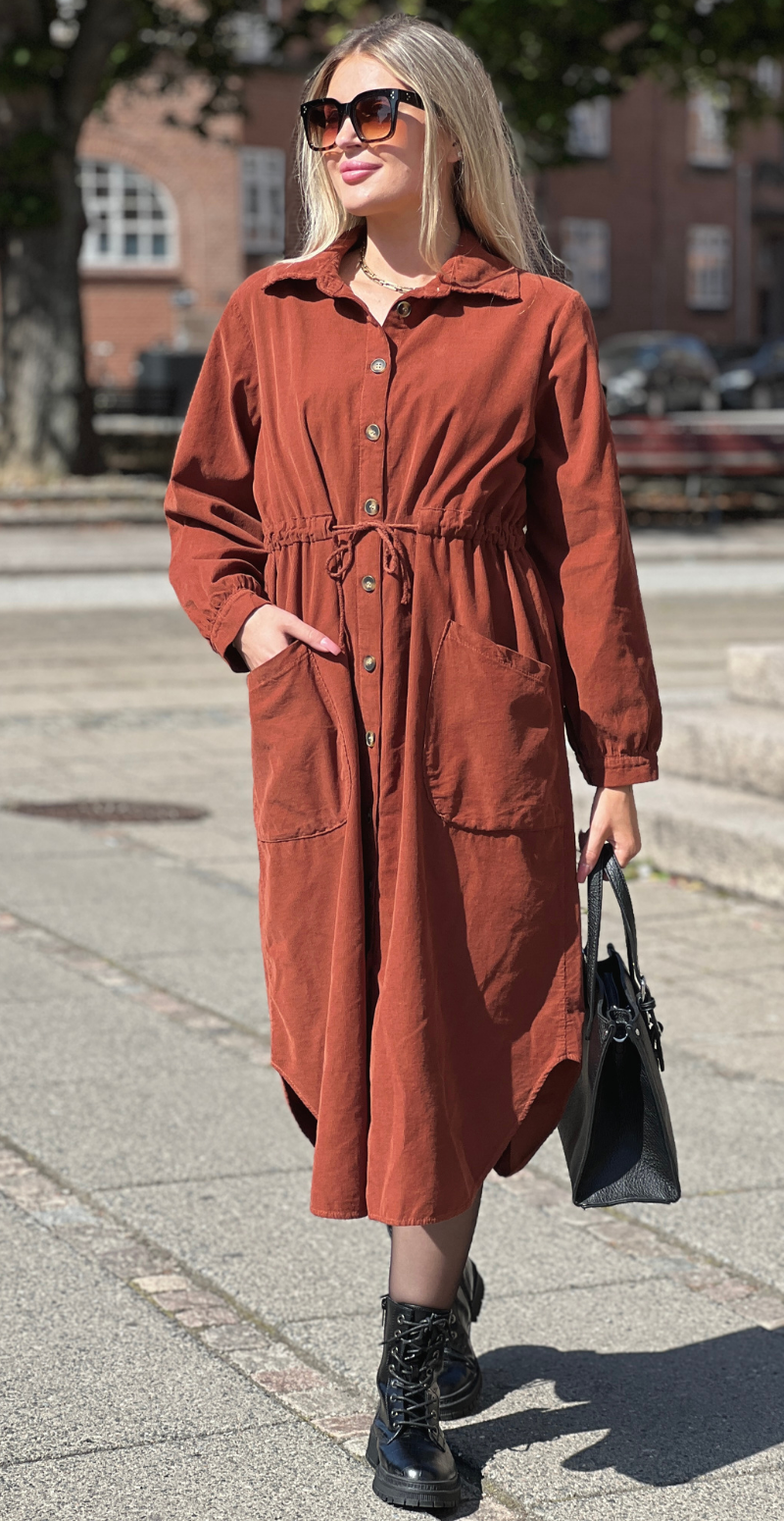 Minna kjole i fløjl med lommer og snøre i taljen tabacco LikeLondon