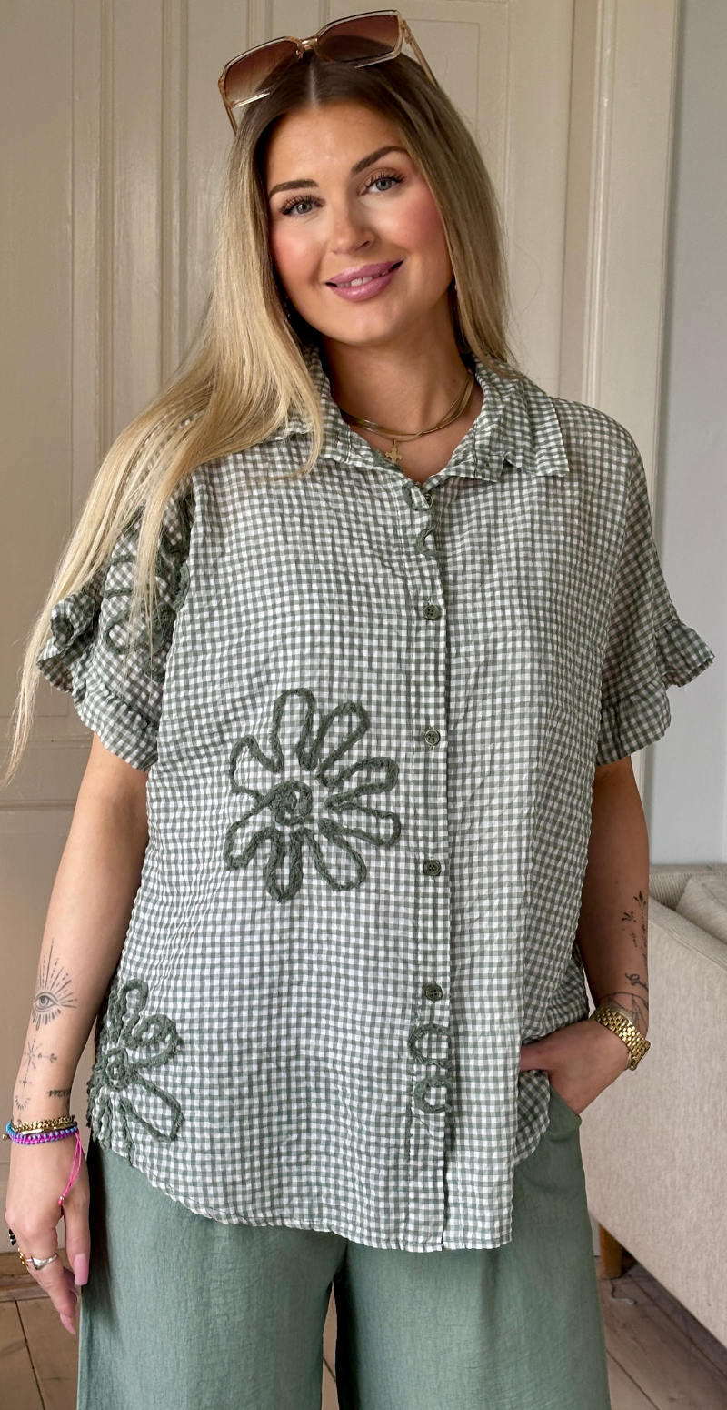 Isla skjorte med tern og kort flæseærme khaki LikeLondon