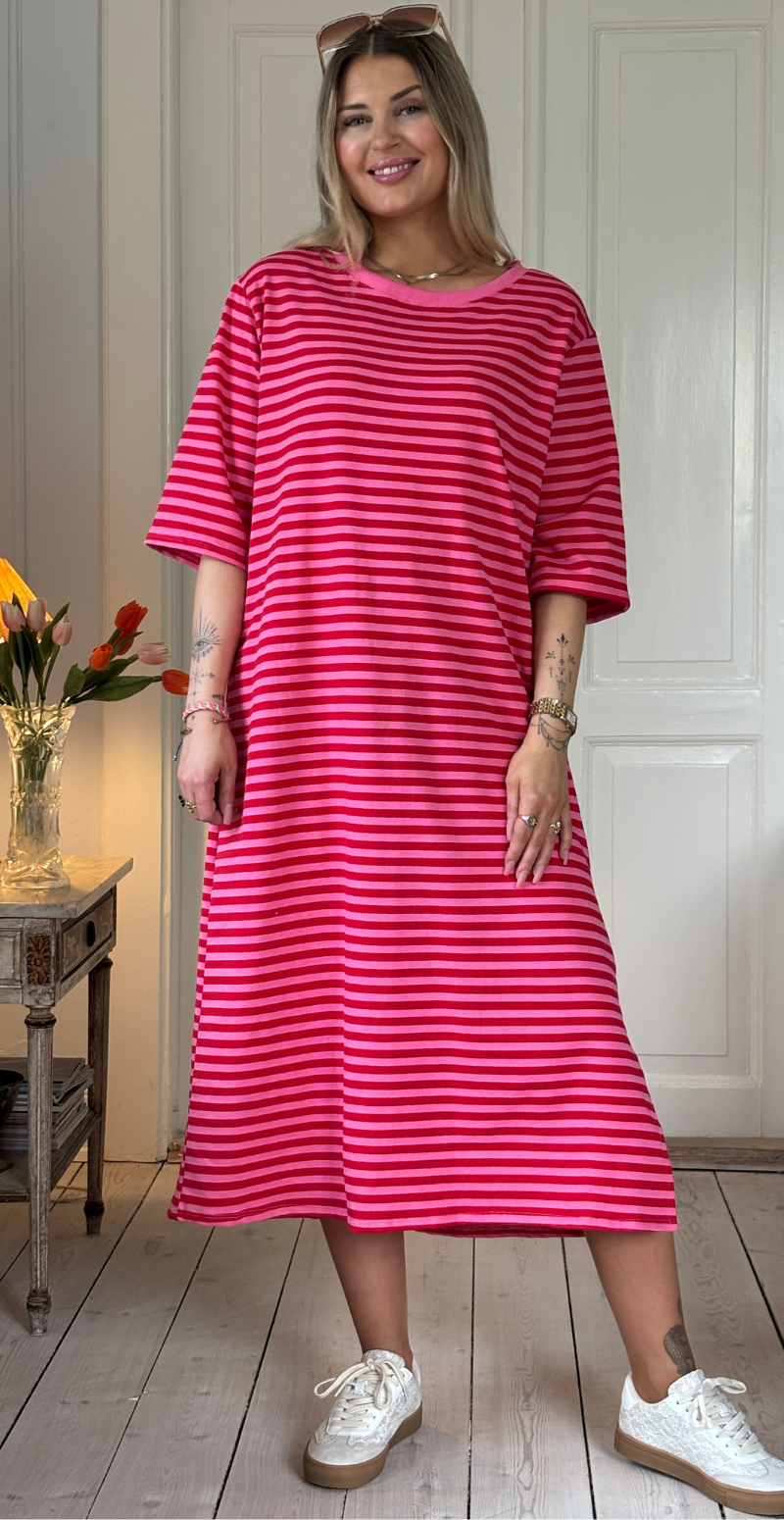 Zenia kjole med striber i pink/rød LikeLondon