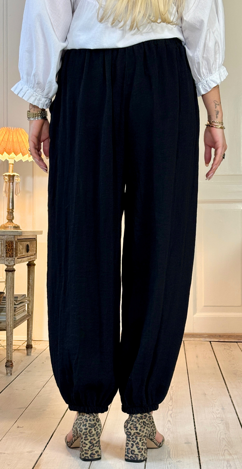 Marietta bukser med bindebånd i taljen og elastik i benene sort LikeLondon