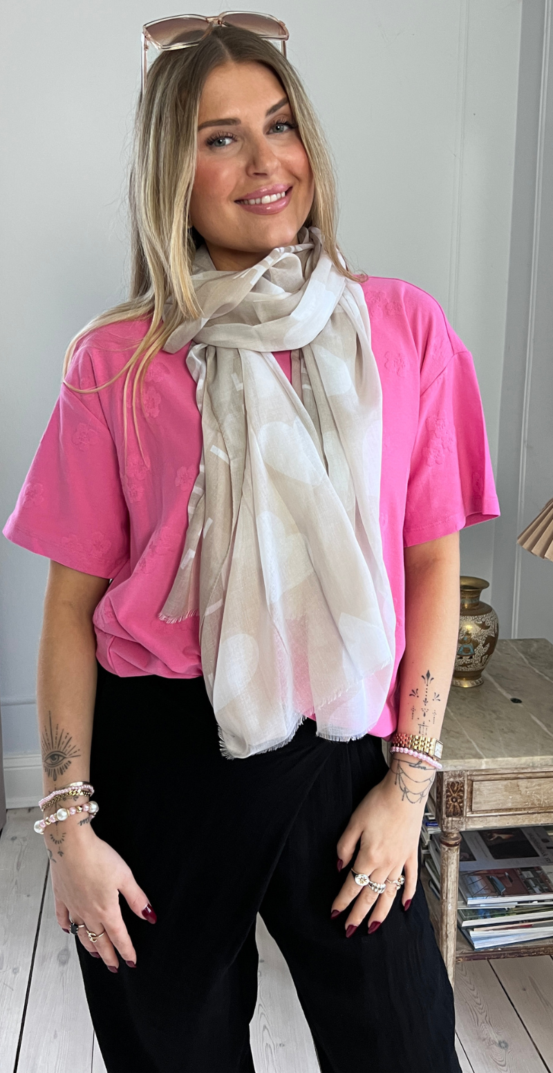 Tørklæde med "love" og store hjerter beige LikeLondon