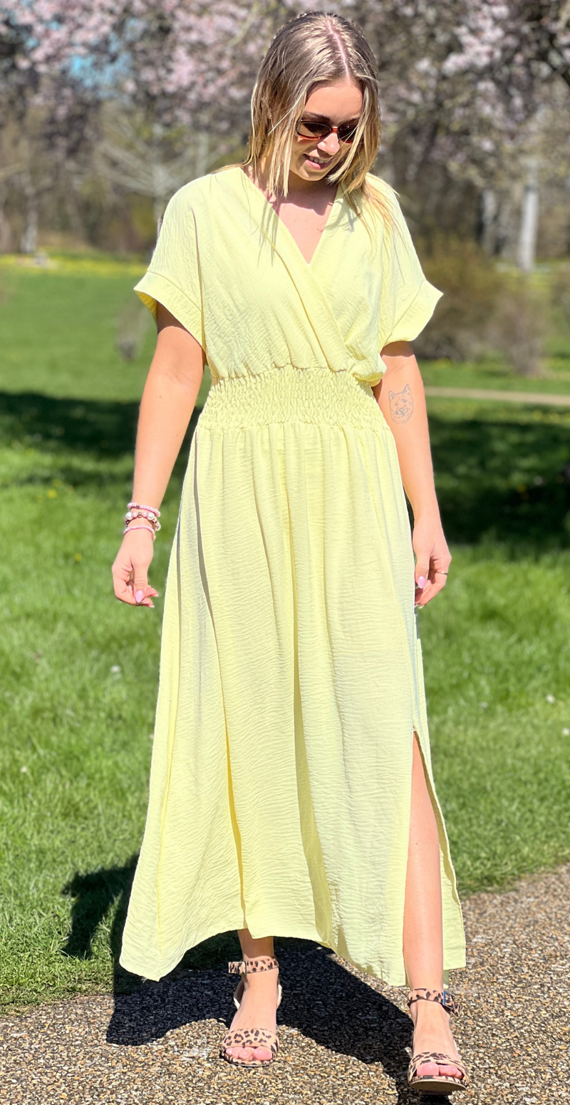 Dagny lang kjole med elastik i taljen og slids foran gul LikeLondon