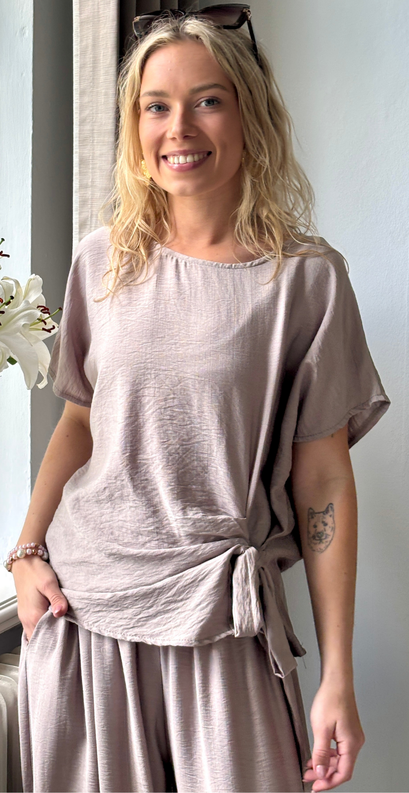 Forudbestil uge 23 Ellie kortærmet bluse med bindebånd i siden fango LikeLondon