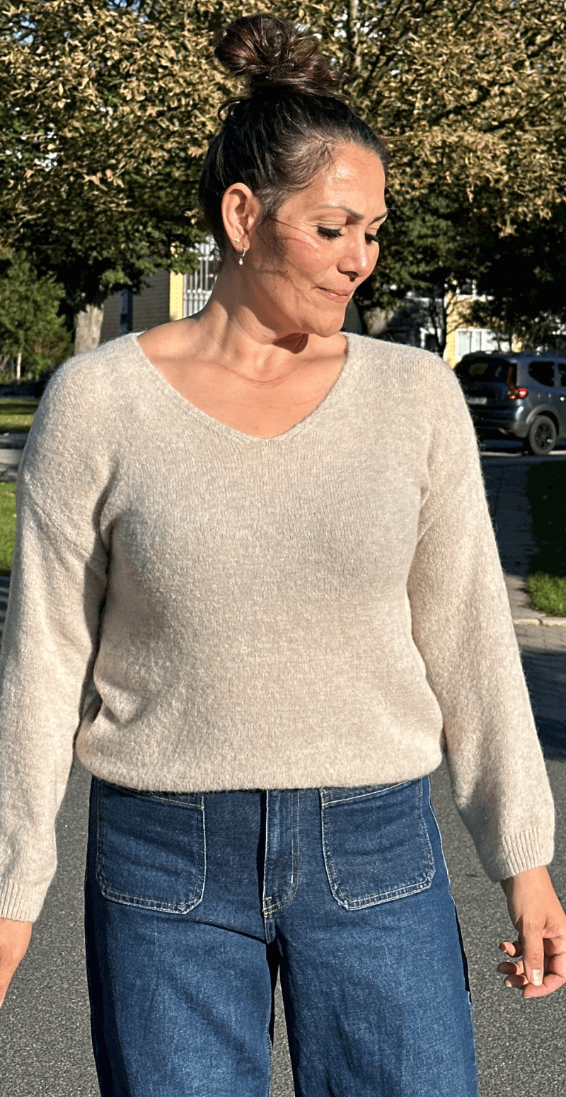 Cara uld strik med V-hals sand LikeLondon By Christina