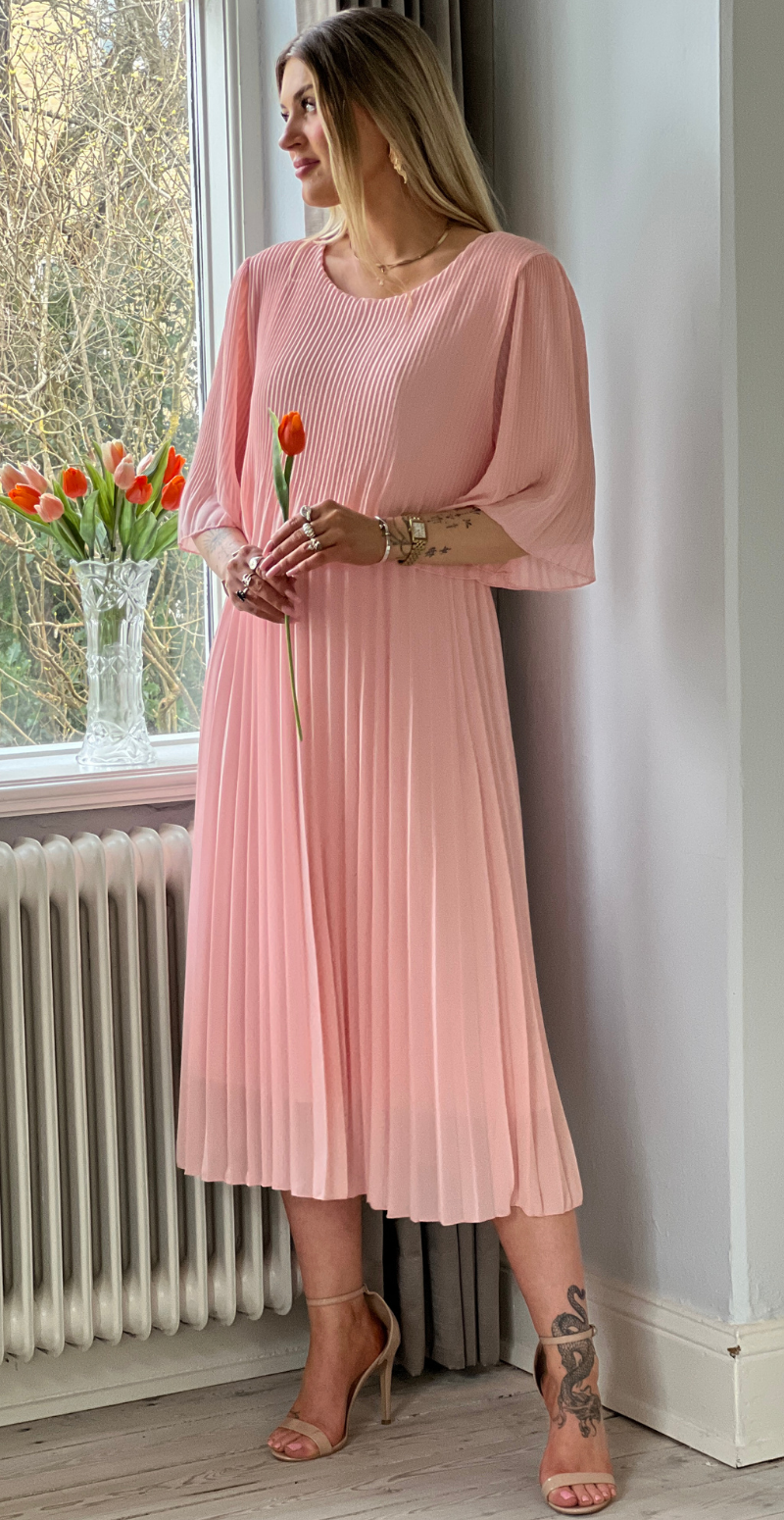 Forudbestil uge 15 Carmen plisseret kjole med elastik i taljen rosa LikeLondon