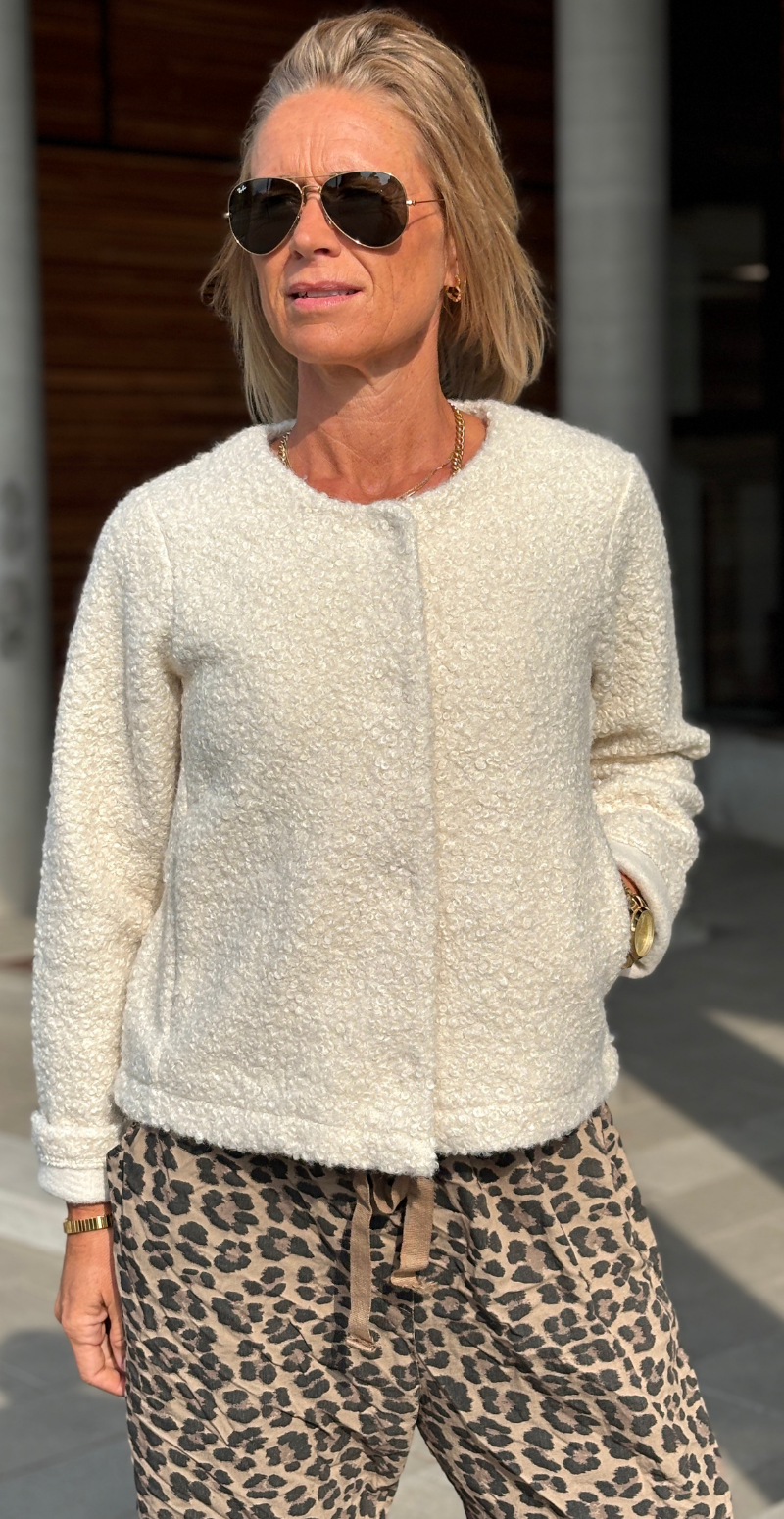 Grith jakke i teddy-look creme LikeLondon