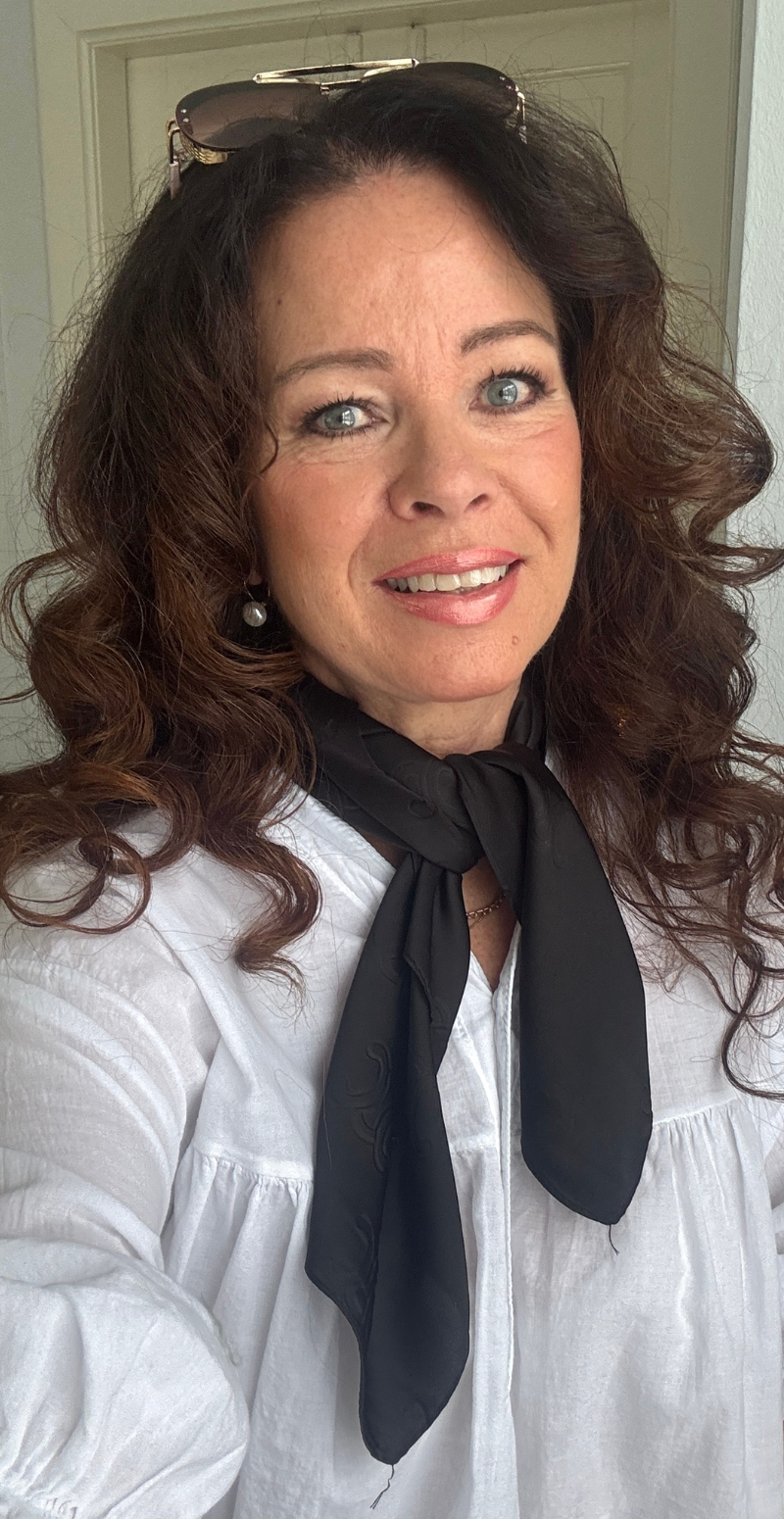 Silketørklæde med monogram mønster sort LikeLondon